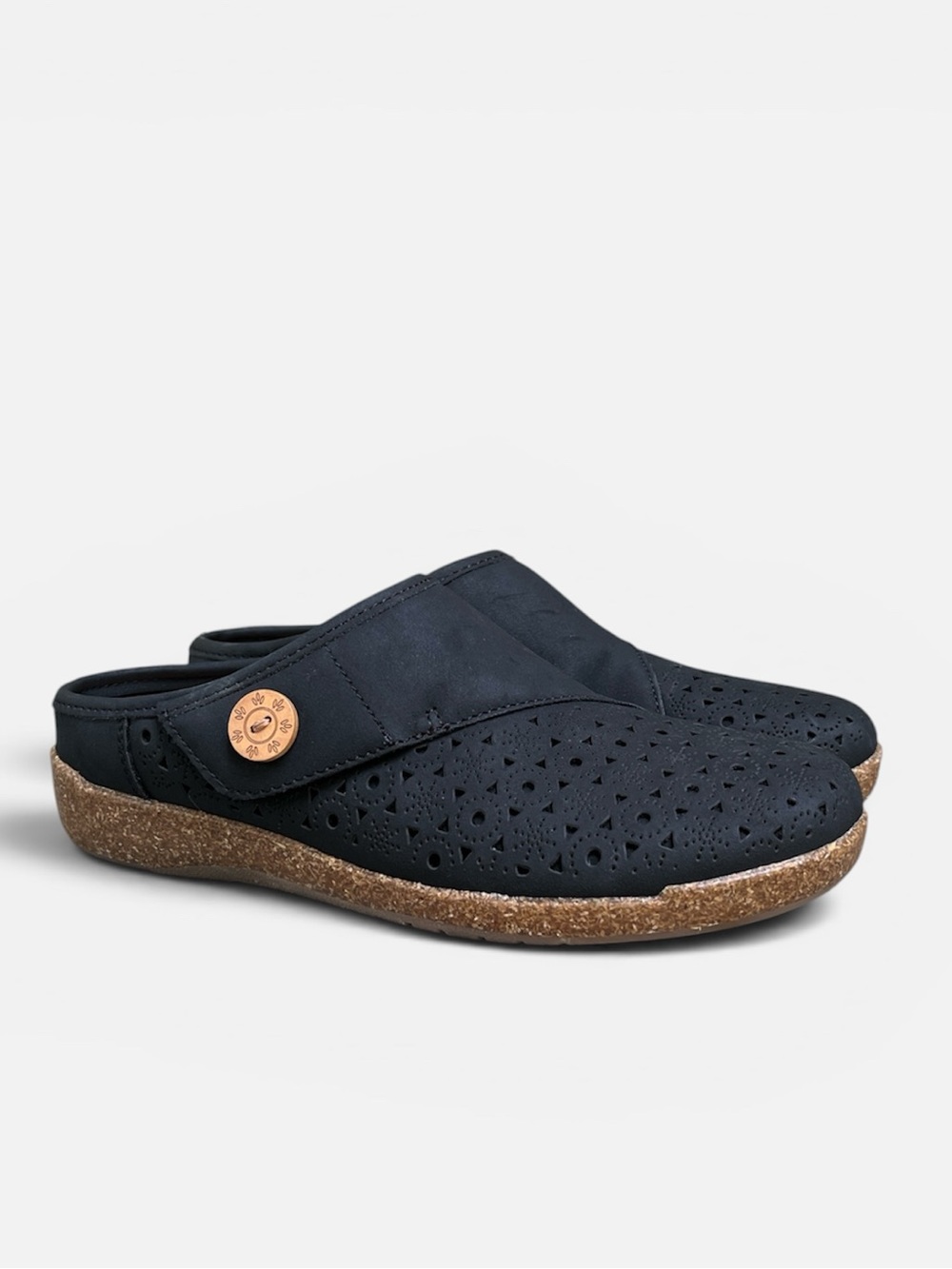 Earth Origins “Jinger (Erinn)” Leather Slip-on Clog in Black Nubuck Size 7